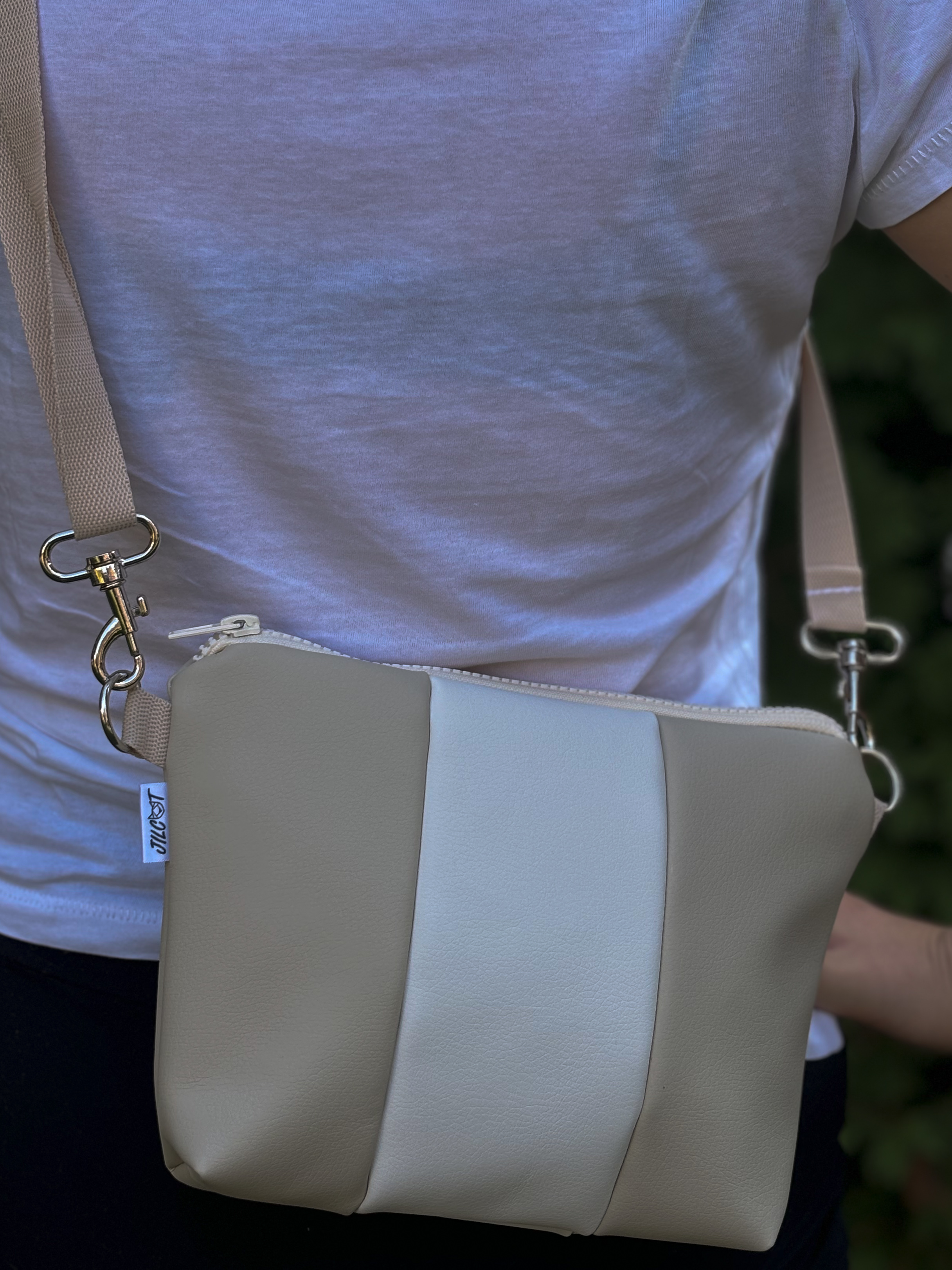 Crossbody Simplicity (Béžové a bílé pruhy)