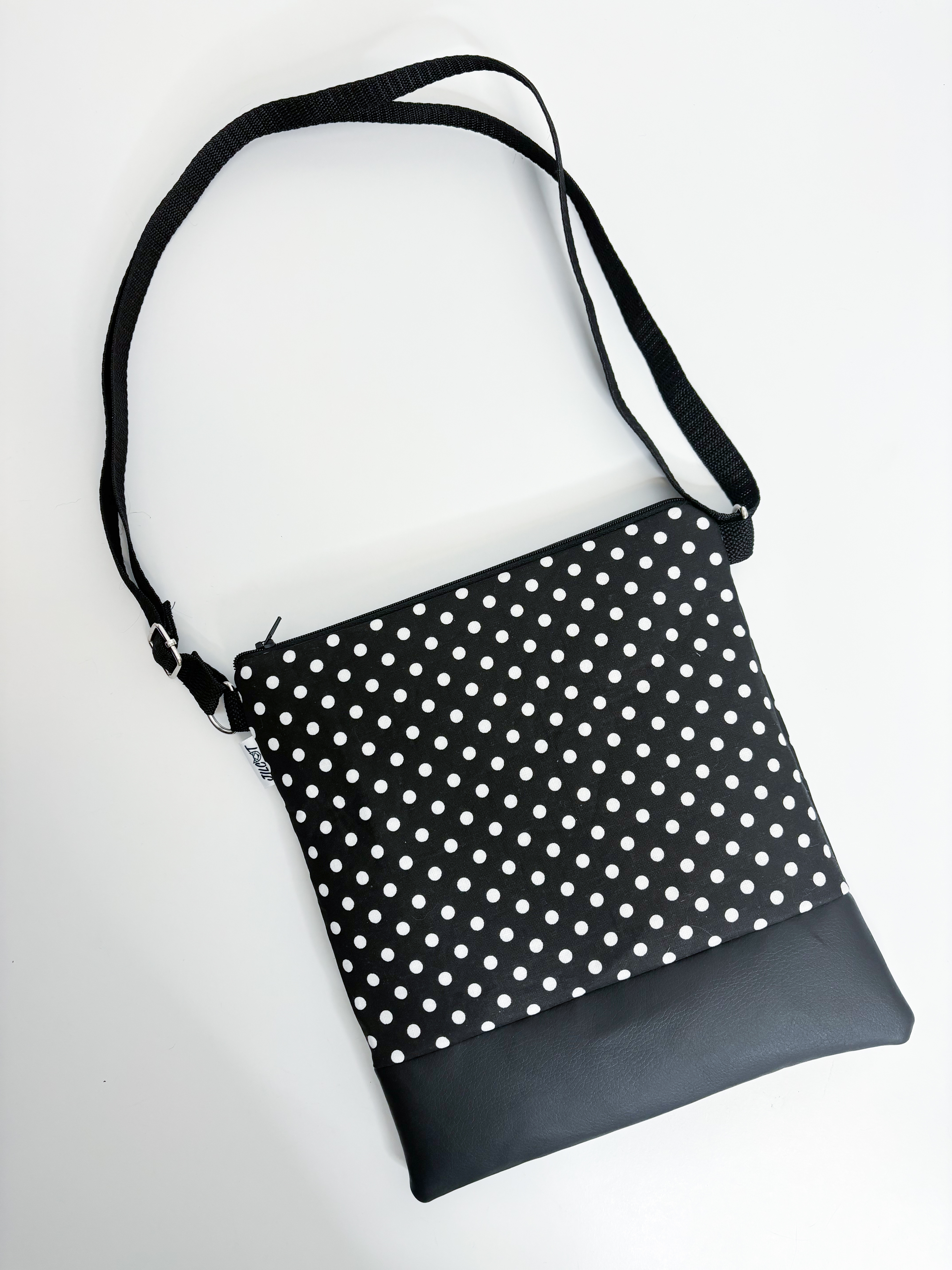 Jilcat crossbody (puntíky na černé a černá)