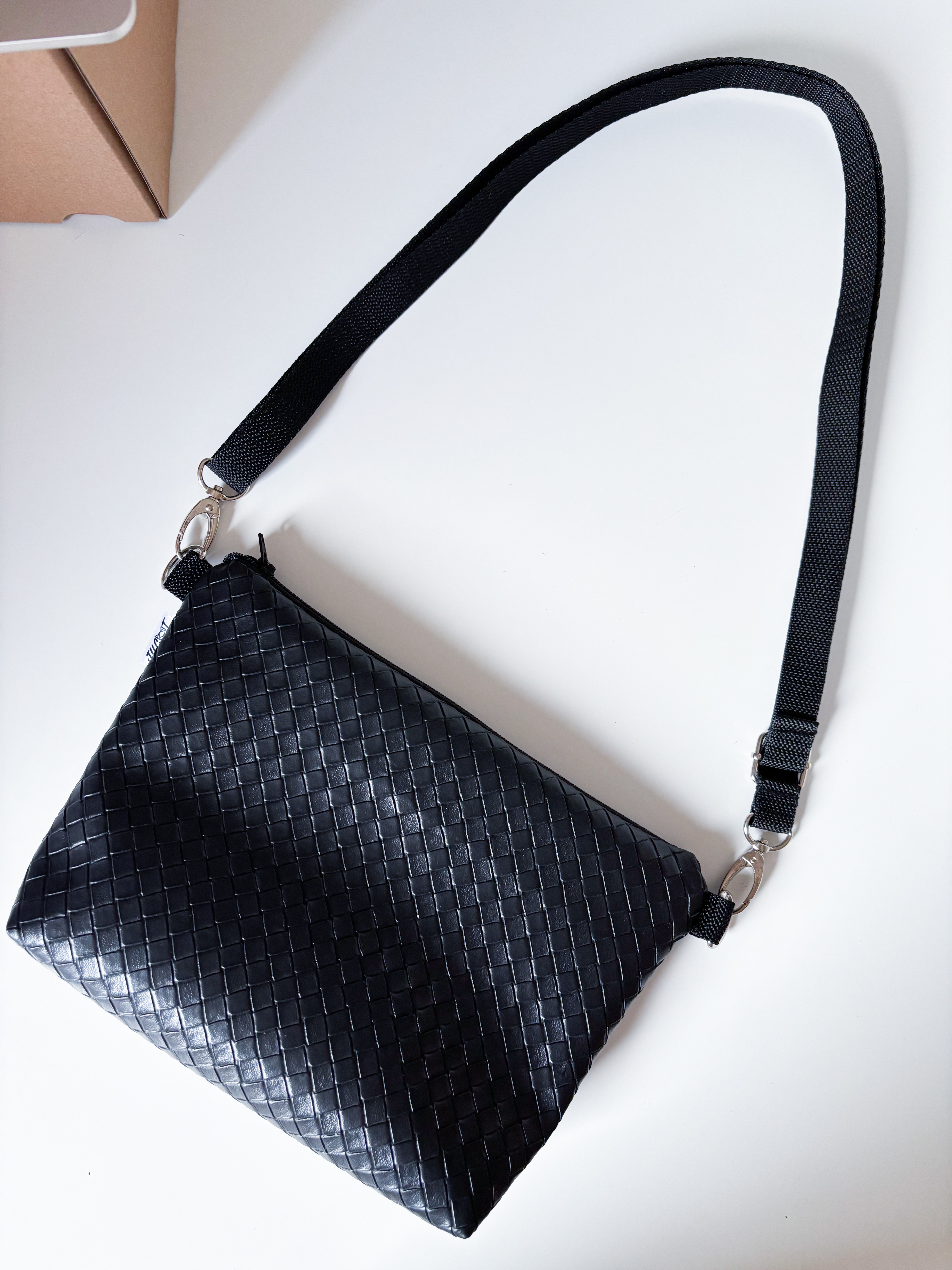 Crossbody Simplicity (Twist Black)