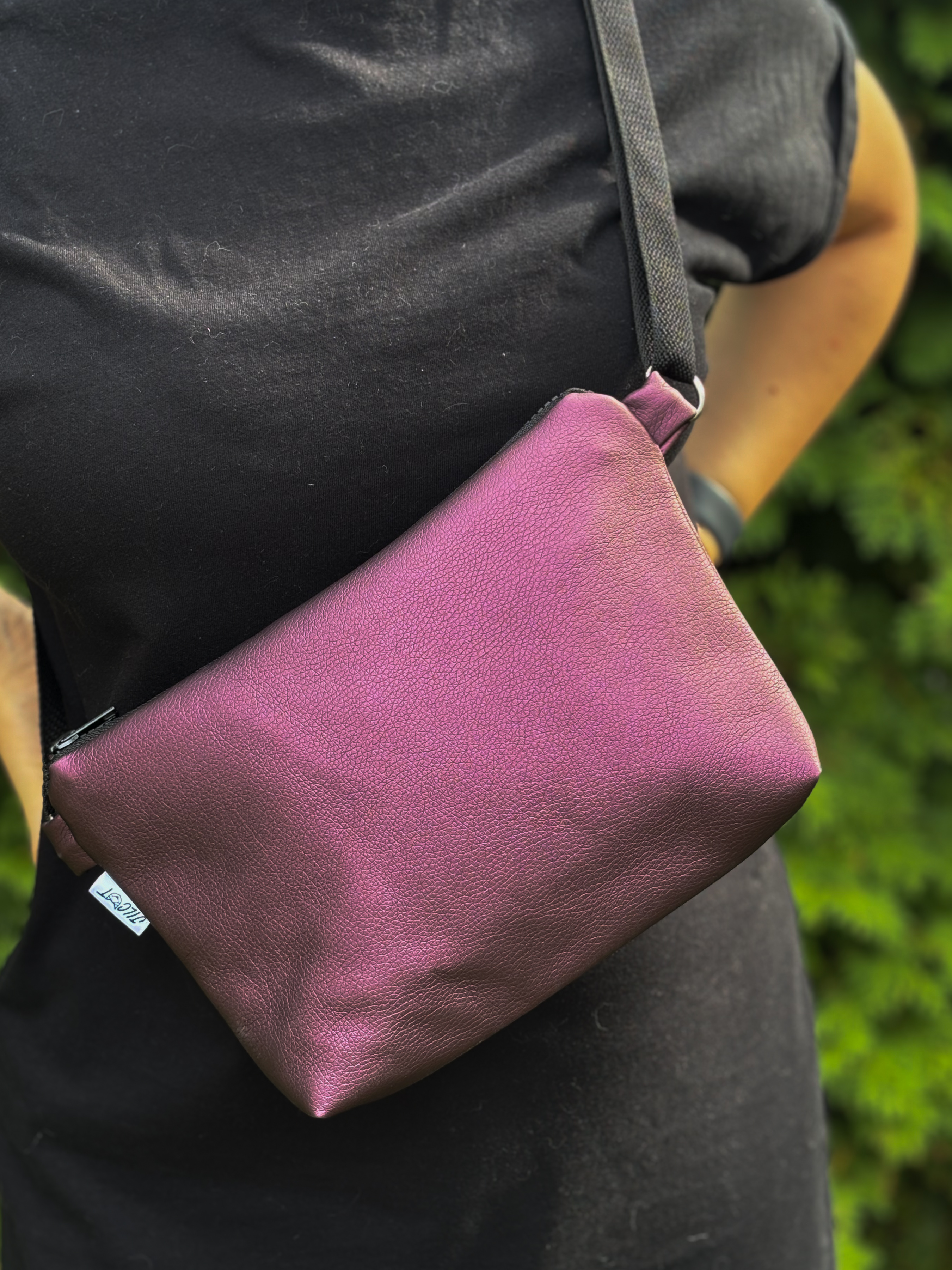 Crossbody Simplicity (Vínová)