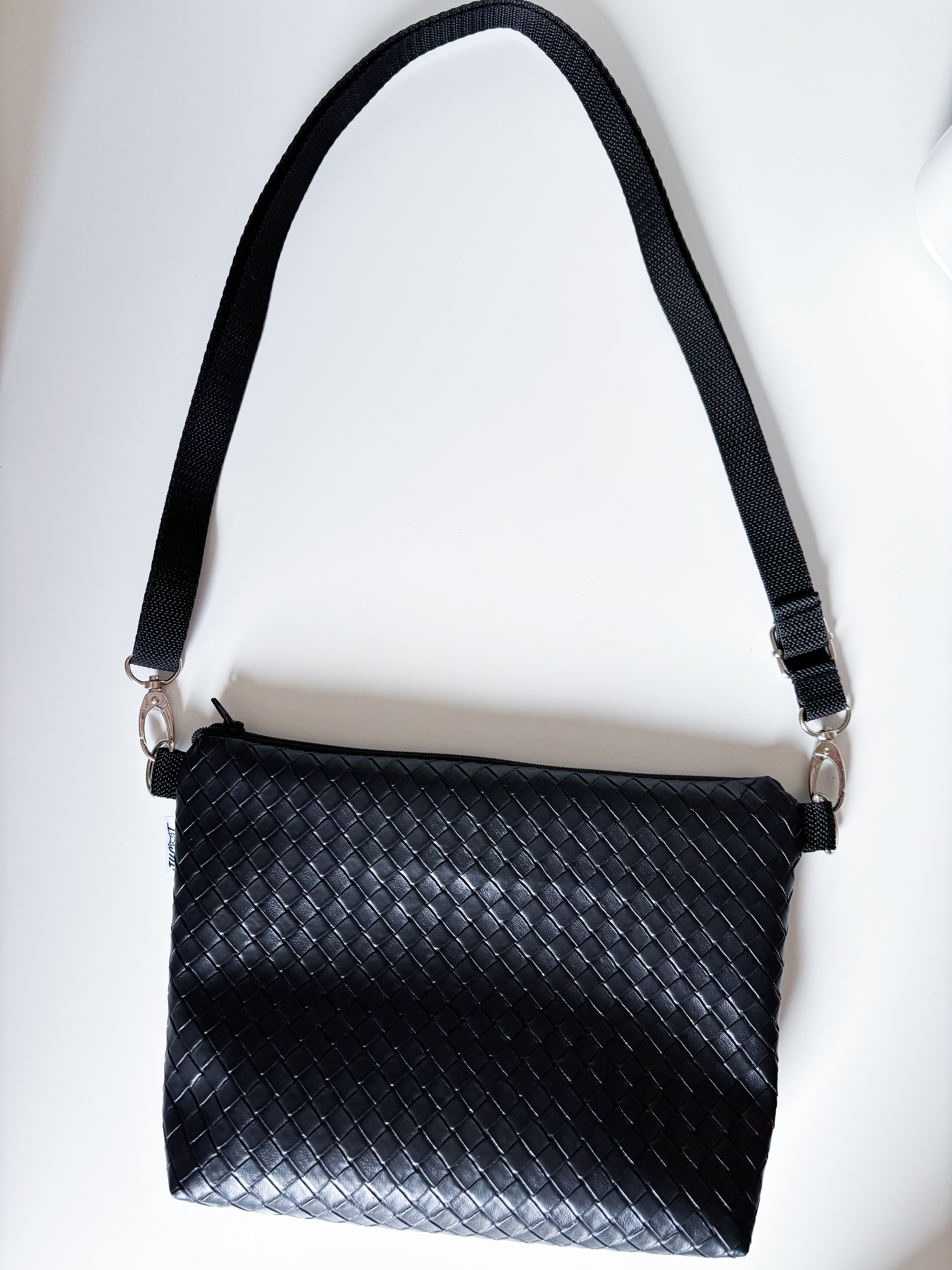 Crossbody Simplicity (Twist Black)