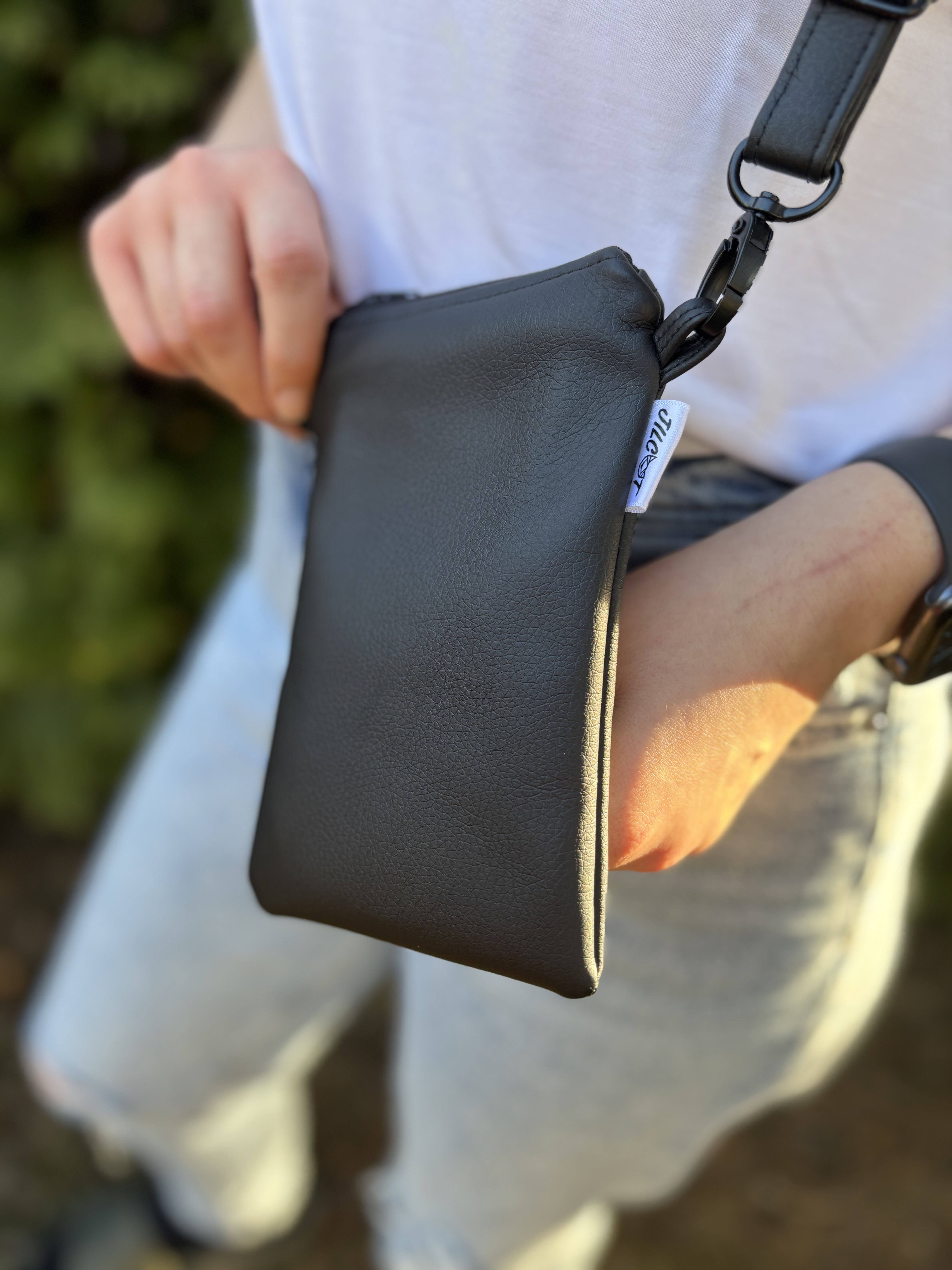 Crossbody na mobil (černá s koženkovým popruhem)