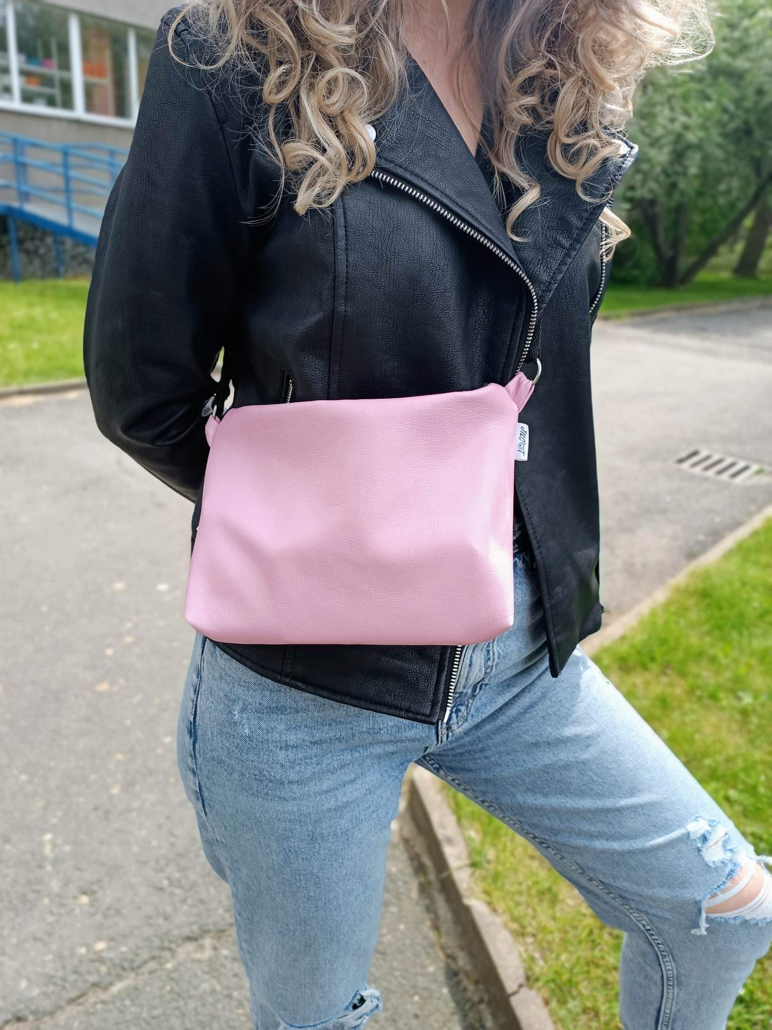 Crossbody Simplicity (Pastel Pink)
