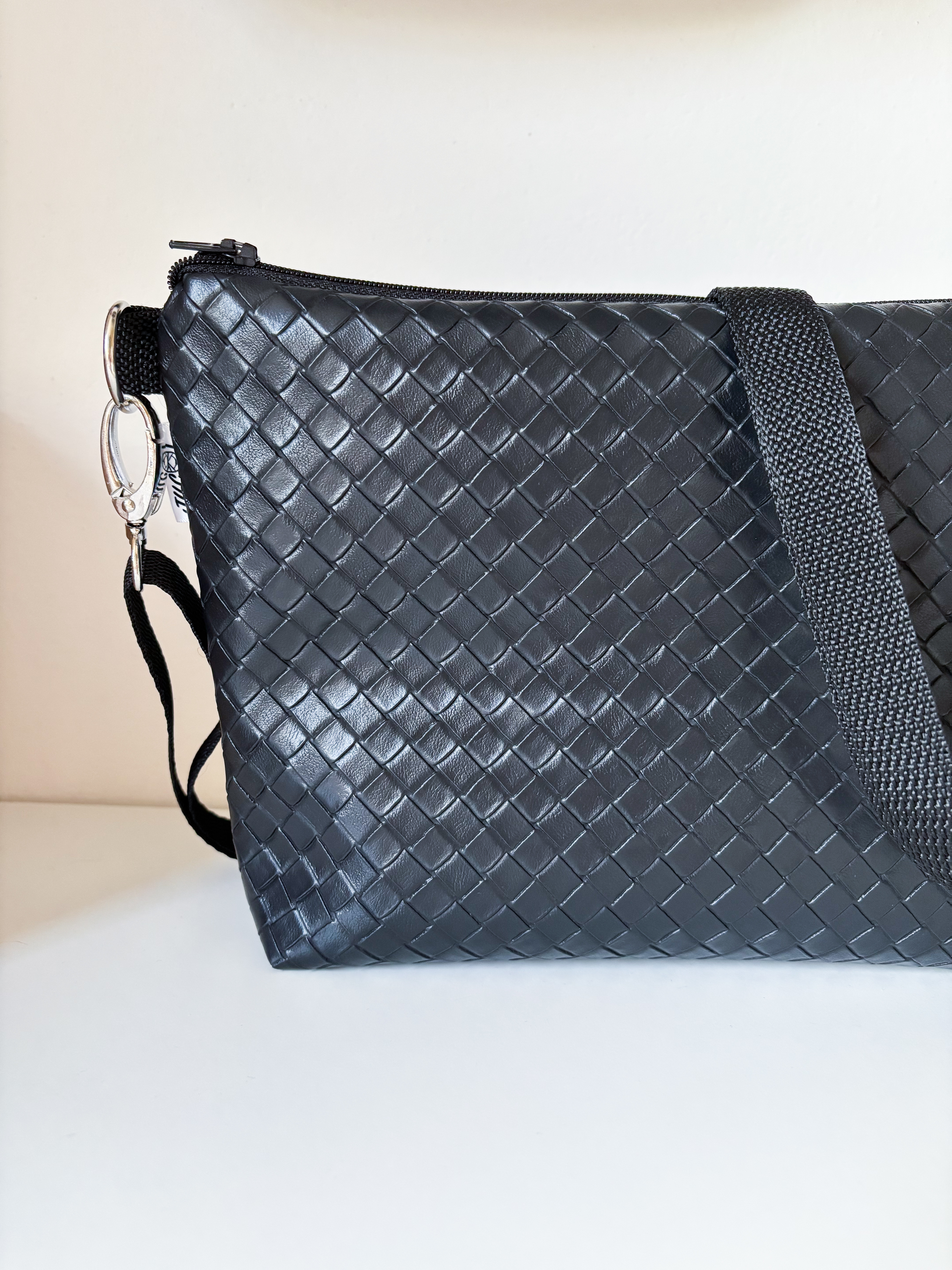 Crossbody Simplicity (Twist Black)