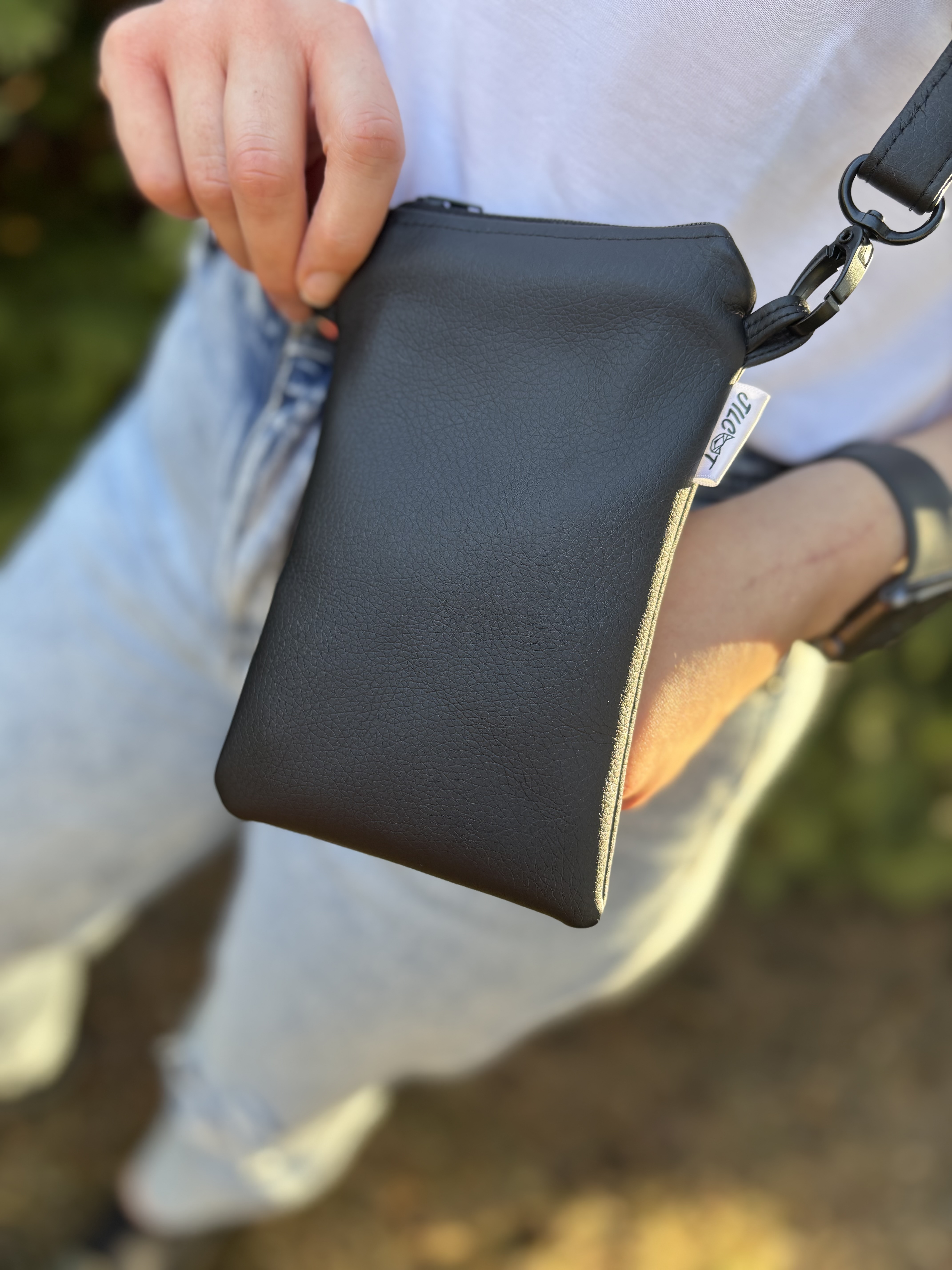 Crossbody na mobil (černá s koženkovým popruhem)