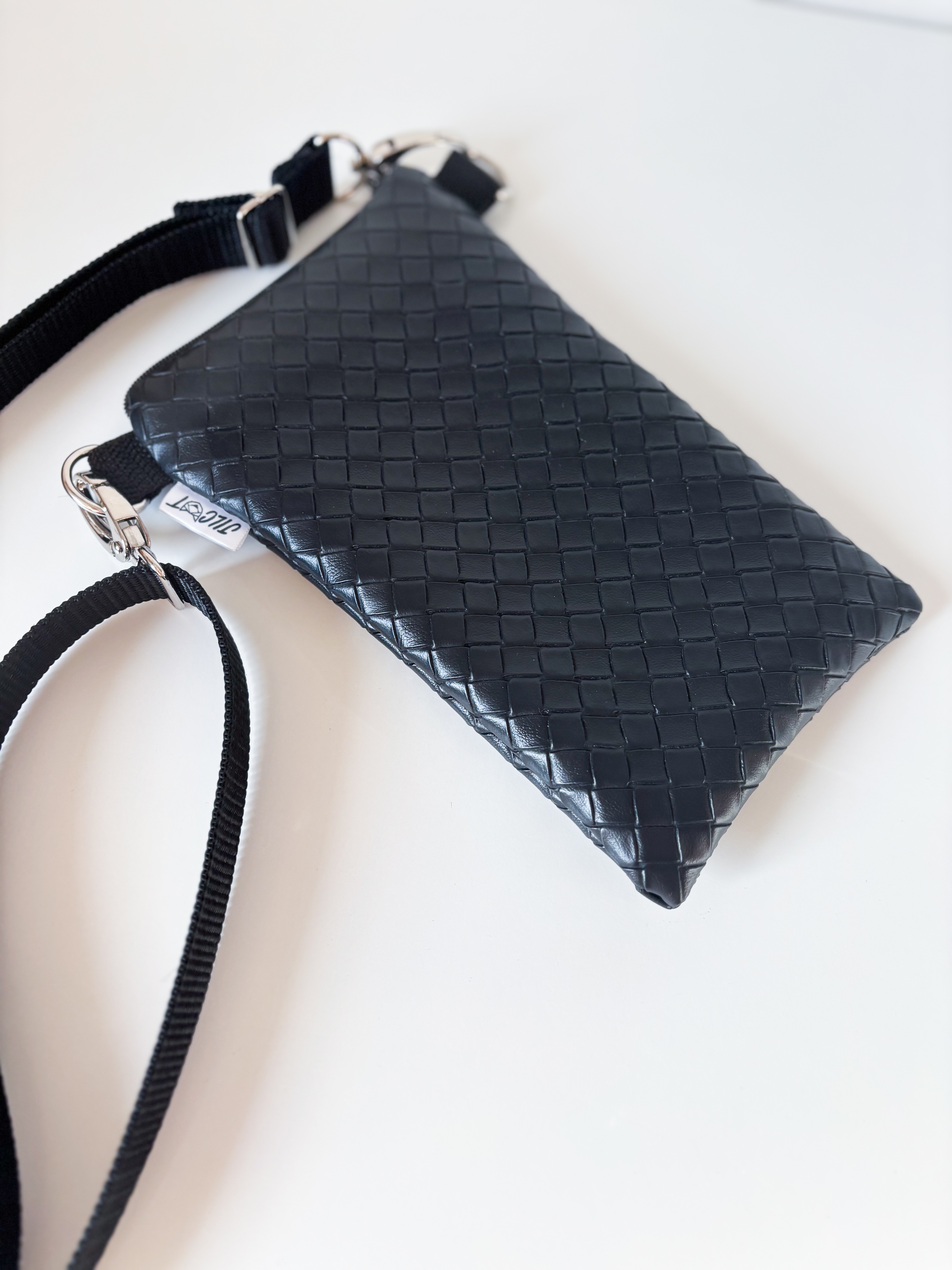 Crossbody na mobil (Zapletená)