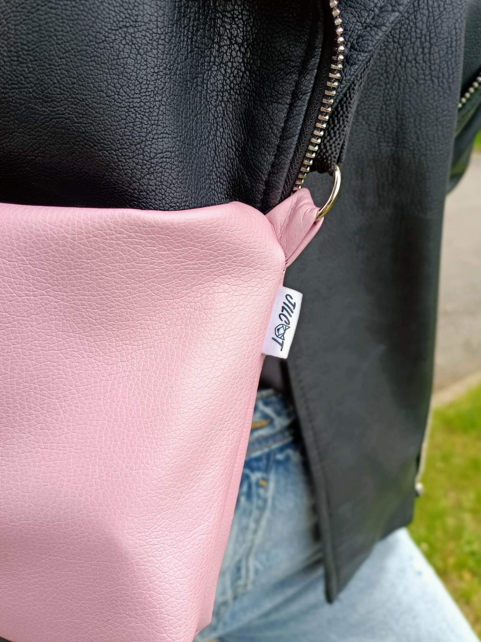 Crossbody Simplicity (Pastel Pink)