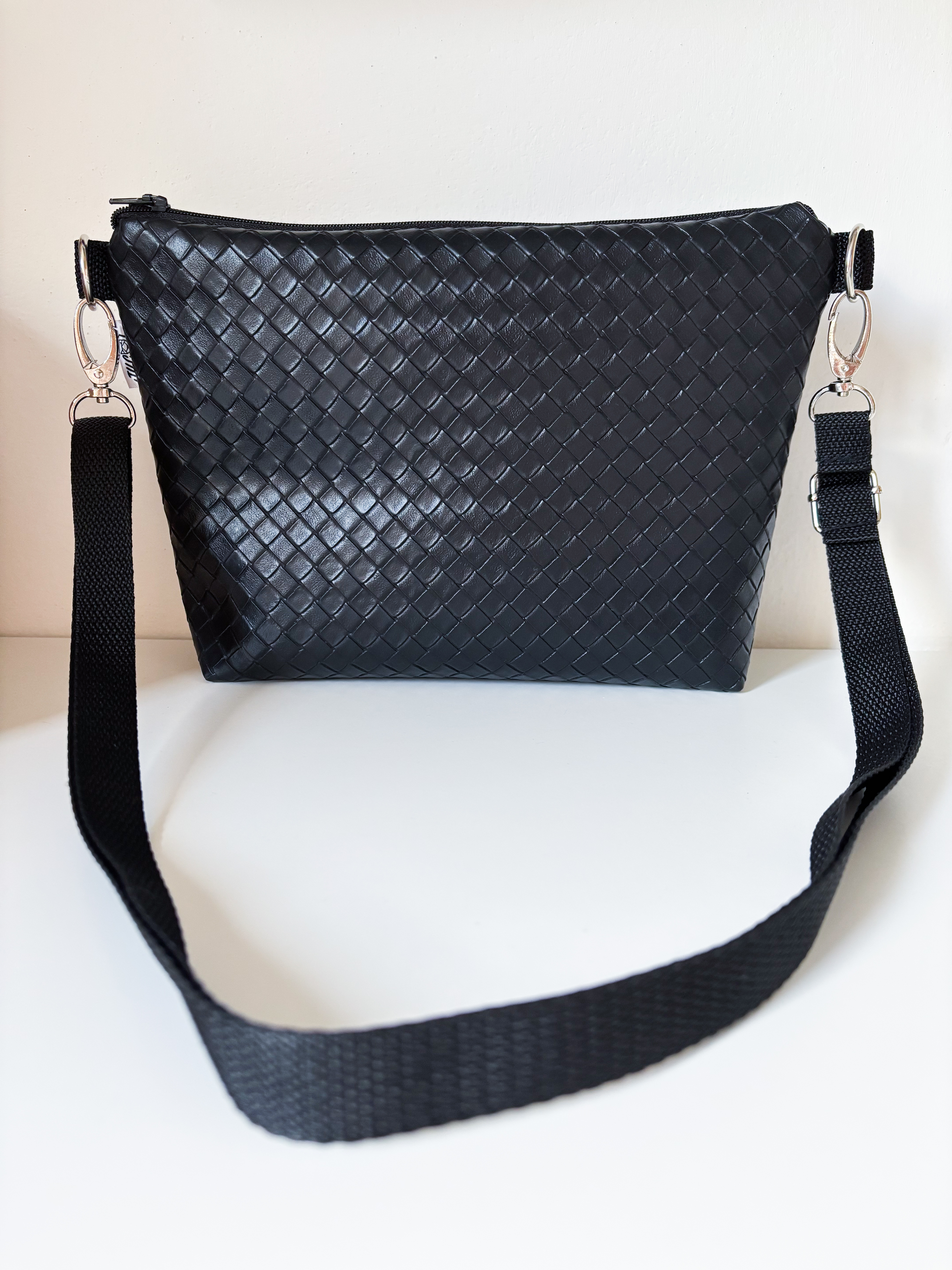 Crossbody Simplicity (Twist Black)