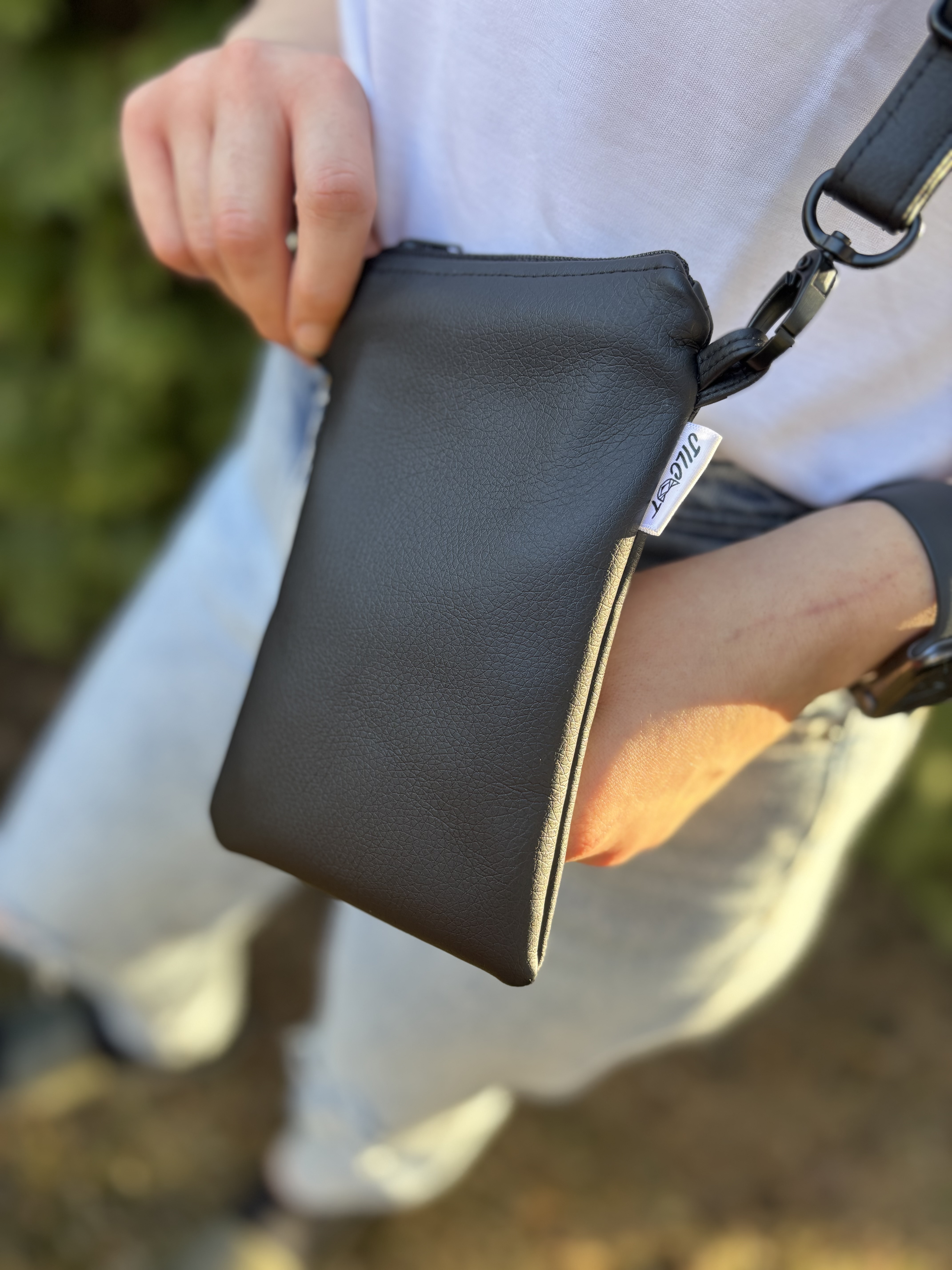 Crossbody na mobil (černá s koženkovým popruhem)