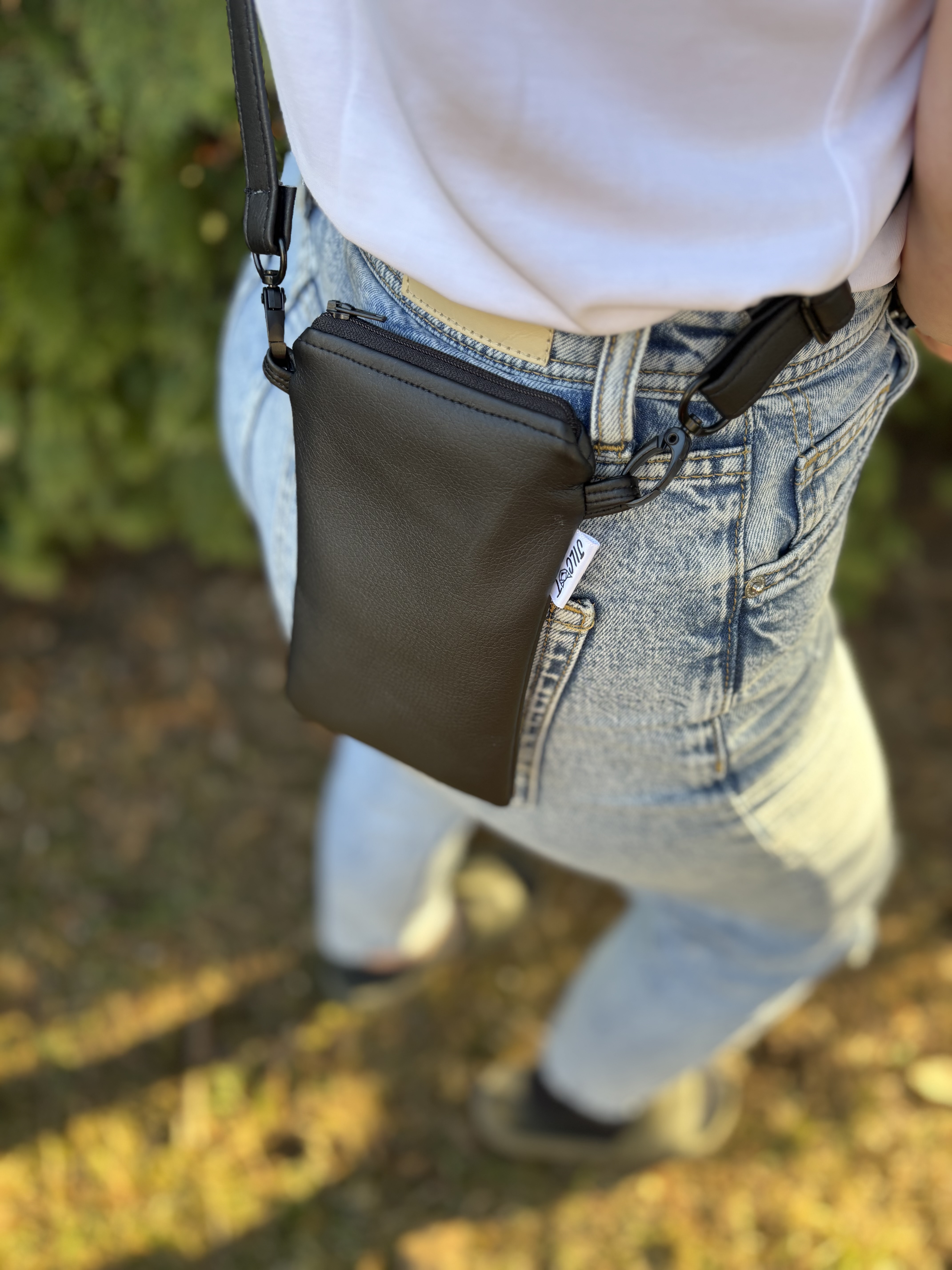 Crossbody na mobil (černá s koženkovým popruhem)