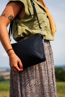 Crossbody Simplicity (Noir Luxe)