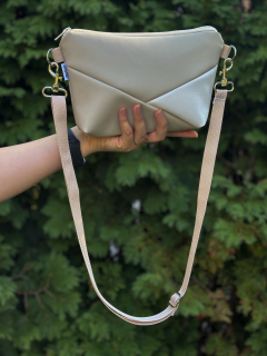 Crossbody Simplicity (Béžová skládaná s bílou)