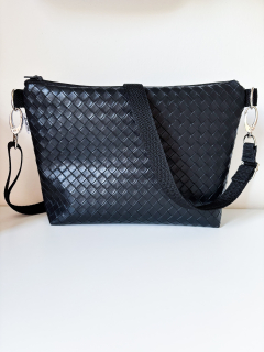 Crossbody Simplicity (Twist Black)