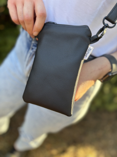 Crossbody na mobil (černá s koženkovým popruhem)